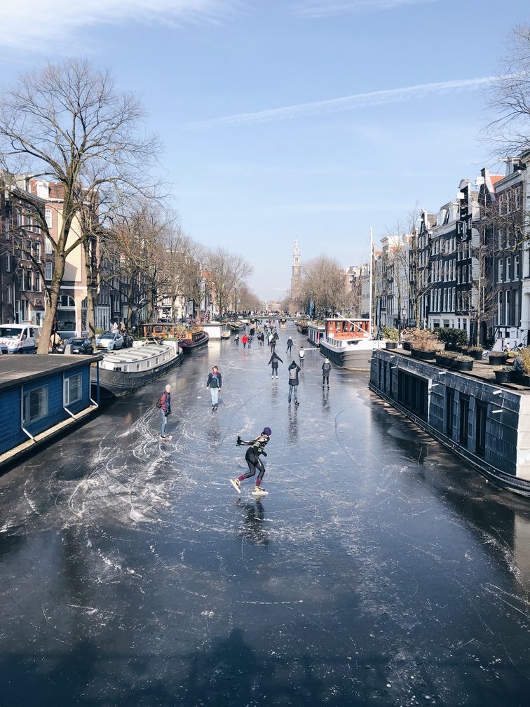 Schaatsen over de grachten van Amsterdam